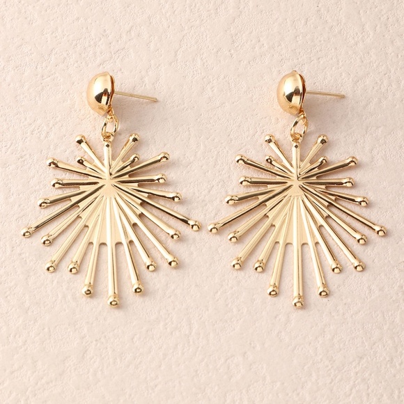 **LESSIE* Gold Irregular Star Shaped Fashion Earrings - Picture 5 of 5